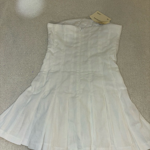 Elegant White Strapless Dress - Picture 4 of 4